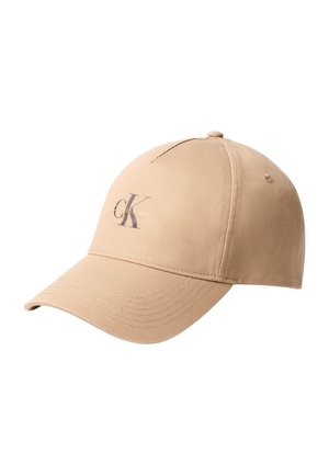 Casquette de baseball beige Calvin Klein avec visière courbée et design à panneaux cousus, avec le logo "CK" au centre avant.