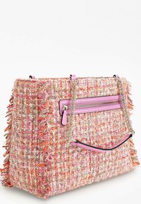 Teksturowana torebka w jodełkę w odcieniach różu i pomarańczy z frędzlami na krawędziach, wyposażona w przednią kieszeń na suwak i srebrne łańcuszkowe paski.