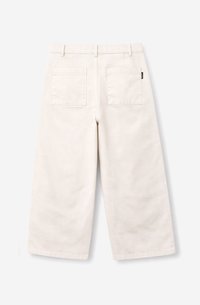 Κρεμ παντελόνι φαρδιάς γραμμής με τσέπες μοτίφ στο πίσω μέρος και θηλιές ζώνης, απεικονισμένο από πίσω σε απλό φόντο.