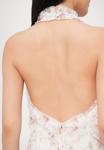 Vedere din spate a unei rochii albe, fără mâneci, cu un decolteu cu volane, având un model cu accente florale roz deschis și un fermoar ascuns.