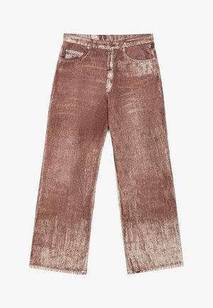 Los pantalones vaqueros de denim marrón presentan un diseño texturizado en degradado con decoloración más clara. Incluyen cuatro bolsillos y detalles en metal plateado.