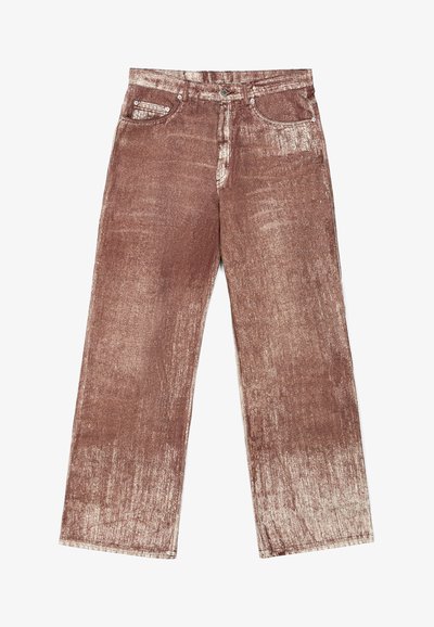 Hnědé denimové džíny mají texturovaný, gradientní design s lehkým vyblednutím. Součástí jsou čtyři kapsy a stříbrné kovové prvky.