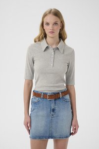 Harmaa ribbineulottu poolopaita, jossa on lyhyet hihat ja napillinen aukko, yhdistetty vaaleansiniseen denim-minihelmaan ja ruskeaan nahkavyöhön.