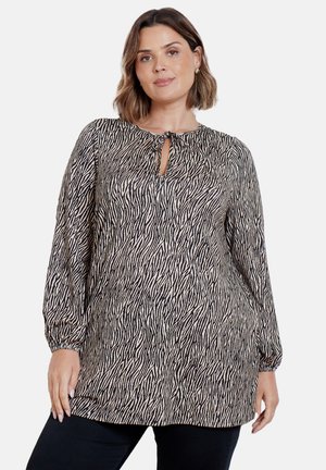 Langdurige top in een beige en zwart zebra-strepenpatroon, met een striknek en gathered mouwen voor extra textuur.