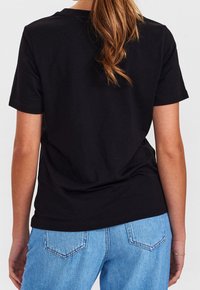 Svart bomullst-shirt med klassisk rund halsringning och korta ärmar, med en avspänd passform, synlig sömnad och jämn textur.