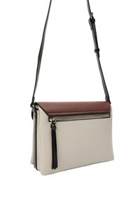 Torebka na ramię wykonana z kremowej tkaniny z teksturowaną bordową klapką. Wyposażona w przedni zamek błyskawiczny oraz długi czarny regulowany pasek.