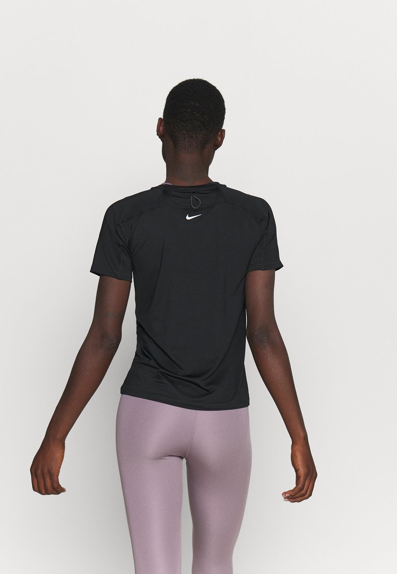 Damen Sportbekleidung | Nike Performance MILER T-Shirt print black/reflective silver/schwarz - VA73689 Damen Sportbekleidung | Nike Performance MILER T-Shirt print black/reflective silver/schwarz - VA73689