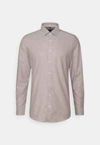 Chemise à manches longues marron clair avec col classique, fabriquée à partir d'un tissu lisse et texturé. Elle dispose d'un plastron avant avec des boutons.
