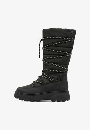 Černé zateplené zimní boty s tlustou podrážkou, omotané reflektivními černobílými šňůrkami, výška do poloviny lýtek, navrženy pro chladné počasí.