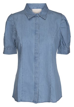 Svetlo modra denim bluza z kratkimi pufastimi rokavi, pokazano ovratnikom in gumbnim zapiranjem, nekoliko prilegajoča in z mehkobo.