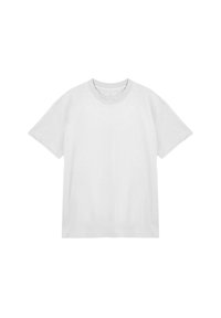 Camiseta de algodón blanca con mangas cortas, escote redondo y un corte relajado. Textura lisa, sin patrones ni acentos visibles.