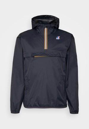 Marineblauer Kapuzen-Windbreaker mit vorderem Halb-Reißverschluss mit orange-weißen Streifen, vordere Reißverschlusstasche und K-Way-Logo auf der Brust.