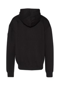 Sudadera negra con capucha, puños y dobladillo acanalados. Presenta una textura suave y un diseño sencillo, mostrando la parte trasera sin ningún gráfico.