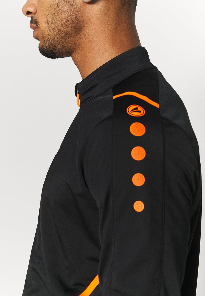 Herren Trainingsanzüge | JAKO CHALLENGE Trainingsjacke schwarz/neonorange/schwarz - XV62757 Herren Trainingsanzüge | JAKO CHALLENGE Trainingsjacke schwarz/neonorange/schwarz - XV62757