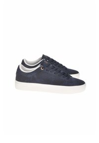Sneakers in suede blu navy con suola in gomma bianca, dotati di sei occhielli, chiusura con lacci e un design morbido e curvo con una finitura texture.