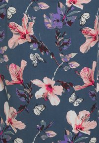 Tecido estampado com grandes flores cor-de-rosa e roxas, folhas verdes e pequenas borboletas brancas sobre um fundo azul escuro.