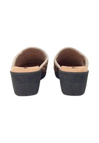 Zoccoli neri slip-on con suola nera testurizzata, interno beige e retro aperto. La parte superiore presenta un motivo intrecciato in tonalità neutre.