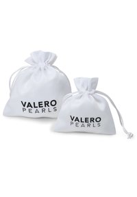 Zwei weiße Stoffbeutel mit Kordelzugverschluss, auf deren Vorderseite der Text "VALERO PEARLS" in Schwarz aufgedruckt ist. Sie haben eine glatte Textur, wobei einer größer ist als der andere.