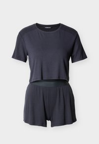 Σκούρο γκρι σετ δύο τεμαχίων με ριγέ υφή, που περιλαμβάνει ένα κοντό τοπ με κοντά μανίκια και σορτς με ελαστική μέση. Ομαλή υφή συνολικά.