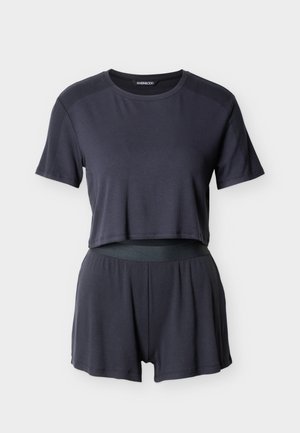 Tmavě šedý žebrovaný dvoudílný set obsahující krátký top s krátkými rukávy a krátké kalhoty s elastickým pasem. Celkově hladká textura.