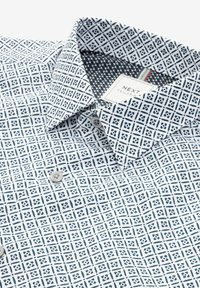Next EASY IRON PRINTED OXFORD REGULAR FIT - Marškiniai - white navy blue geometric