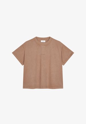 Kortermet, lys brun cropped t-skjorte med rund hals, subtil "OH APRIL" tekst på brystet og etikett på innsiden av halsen.