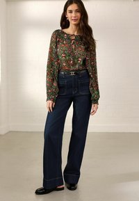 Next SHEER TIE FRONT LONG SLEEVE - Blúzka - william morris collection green floral print