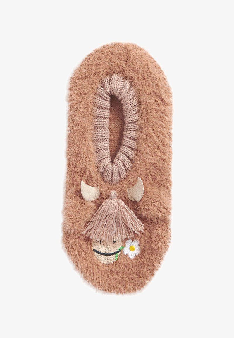 Luddig brun toffel med en stickad ljusbrun mudd, som har ett leende ansikte, tofs och tyghorn. Broderad blomdetalj ingår.