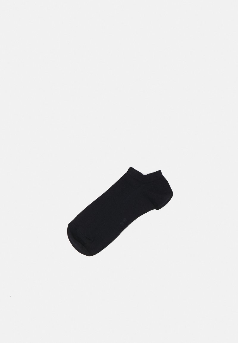 Crne čarape do gležnja s glatkom teksturom, rebrastim rubom i bešavnim dizajnom prstiju, s diskretnim logotipom sa strane.