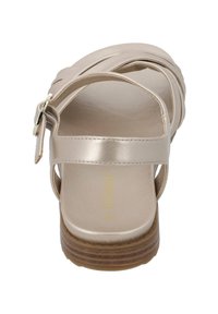 Beige, metallischer Rutschen-Sandal mit breiten Kreuzriemen, verstellbarem Knöchelverschluss und strukturiertem braunem Fußbett. Weiche, glatte Oberfläche insgesamt.
