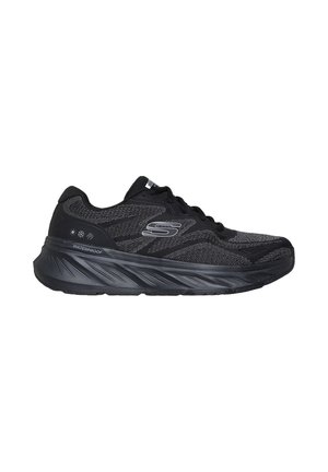 Schwarzer Sportschuh mit einem strukturierten Mesh-Obermaterial, dicker gepolsterter Außensohle und wasserfesten Eigenschaften. Mit grauen Akzenten und Logodetails.