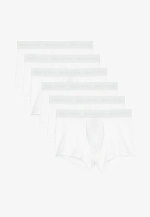 Valkoiset puuvillaiset bokserit, joissa on pehmeä elastinen vyötärö, jossa on "Marc O'Polo" -brändäys. Kuusi paria järjestettynä riviin.