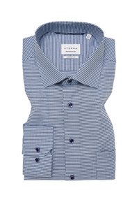 Camicia a quadri blu con colletto classico, polsini con bottoni e un'etichetta con la scritta "Eterna". Presenta un tessuto testurizzato e bottoni viola.