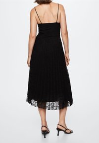 Černé krajkové midi šaty s ramínky, plisé design a průhlednou texturou, s přiléhavým živůtkem a splývavou sukní.