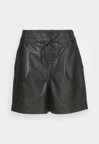 Shorts en cuir noir avec taille à cordon de serrage, dotés de poches latérales et de plis discrets pour une structure et une coupe décontractée.