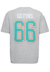 Šedé tričko s nápisem "GO FINS" v bílé barvě nad velkým tyrkysovým číslem "66" orámovaným oranžovou. Jednoduchý design s kulatým výstřihem.