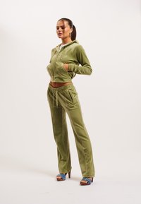 Juicy Couture TINA - Treniņtērpa apakšdaļas - mosstone