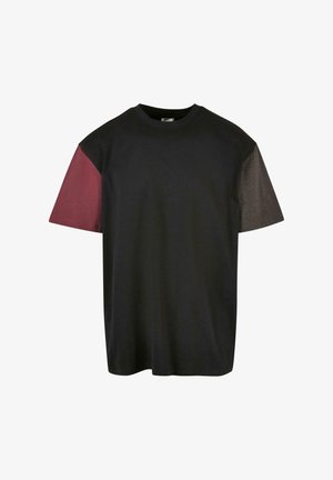 T-shirt nera con collo a giro e maniche corte, manica sinistra bordeaux, manica destra grigio scuro, davanti semplice.