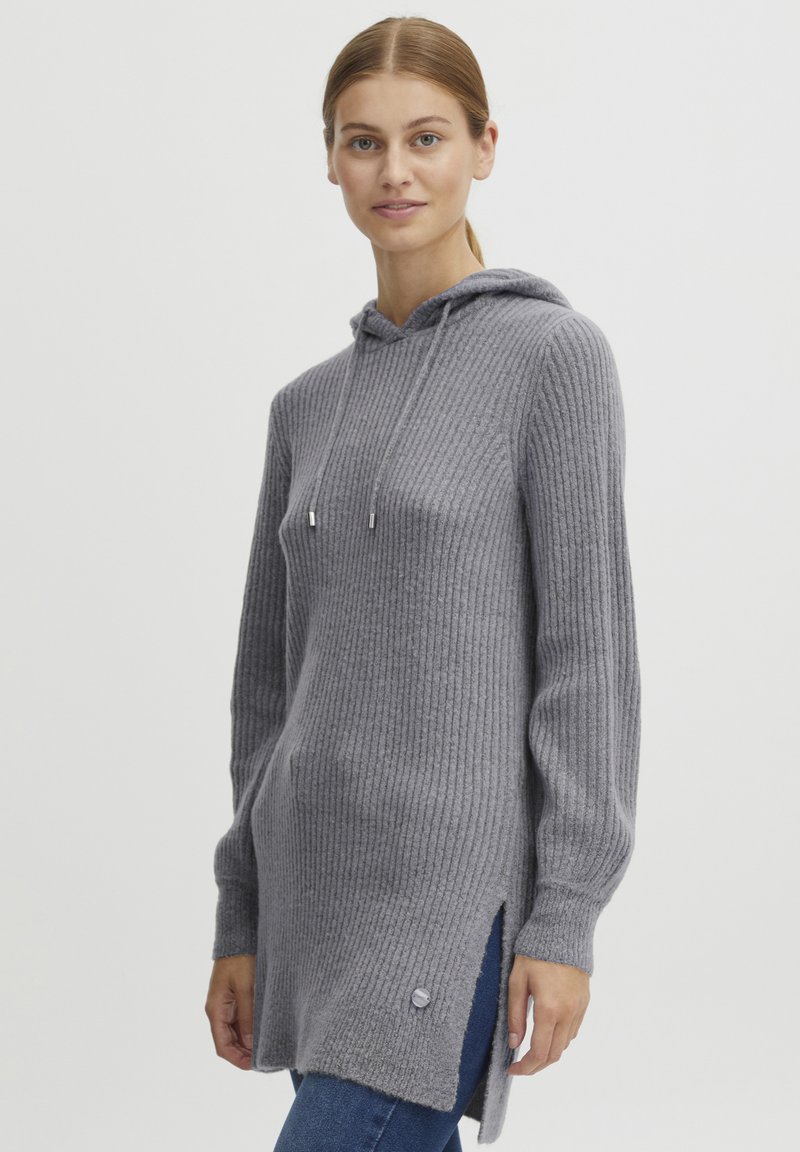 Grå ribbad stickad hoodie med snörning, sidofickor och en liten knappdetalj. Långa ärmar och en avslappnad passform ökar komforten.