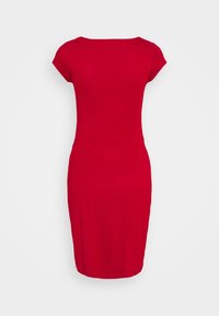 Röd figursydd klänning med korta ärmar, rund halsringning och knälång fåll. Tillverkad av mjukt, stretchigt tyg, designad för en tajt passform.