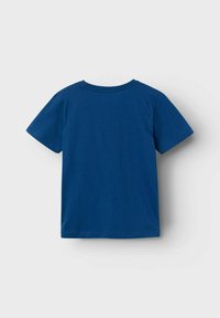 Camiseta de algodón azul marino con un clásico escote redondo, mangas cortas y una textura suave. Presenta un diseño simple y sin adornos.