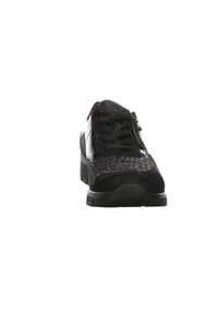 Sneaker nera con motivo in rilievo a denti di coccodrillo nella parte anteriore, dettagli in pelle liscia e suola imbottita, con lacci e zip laterale.