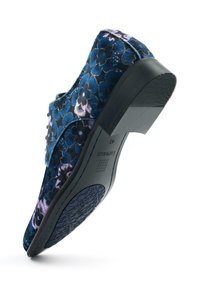 Blauw bloemig patroon schoen van fluweel met een ronde neus, zwarte rubberen zool en een lage hak, met ingewikkelde stiksels.