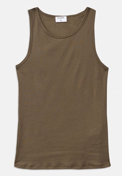 Olijfgroene ribgebreide tanktop met een ronde hals en brede armsgaten, gemaakt van een zachte katoenmix voor een comfortabele pasvorm.