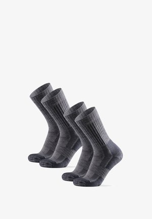 Harmaat ribbimäiset sukat, joissa on kontrastisia tekstuureja ja vahvistetut varpaat ja kantapäät. Kolmen parin pakkaus aseteltuna vierekkäin.