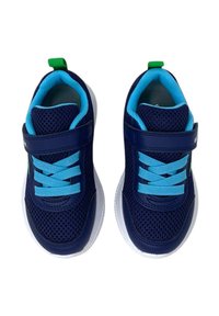 Sneaker blu navy con tessuto a rete, lacci turchesi e suole bianche. Include un tab sul tallone verde e una fascia in Velcro per una vestibilità sicura.
