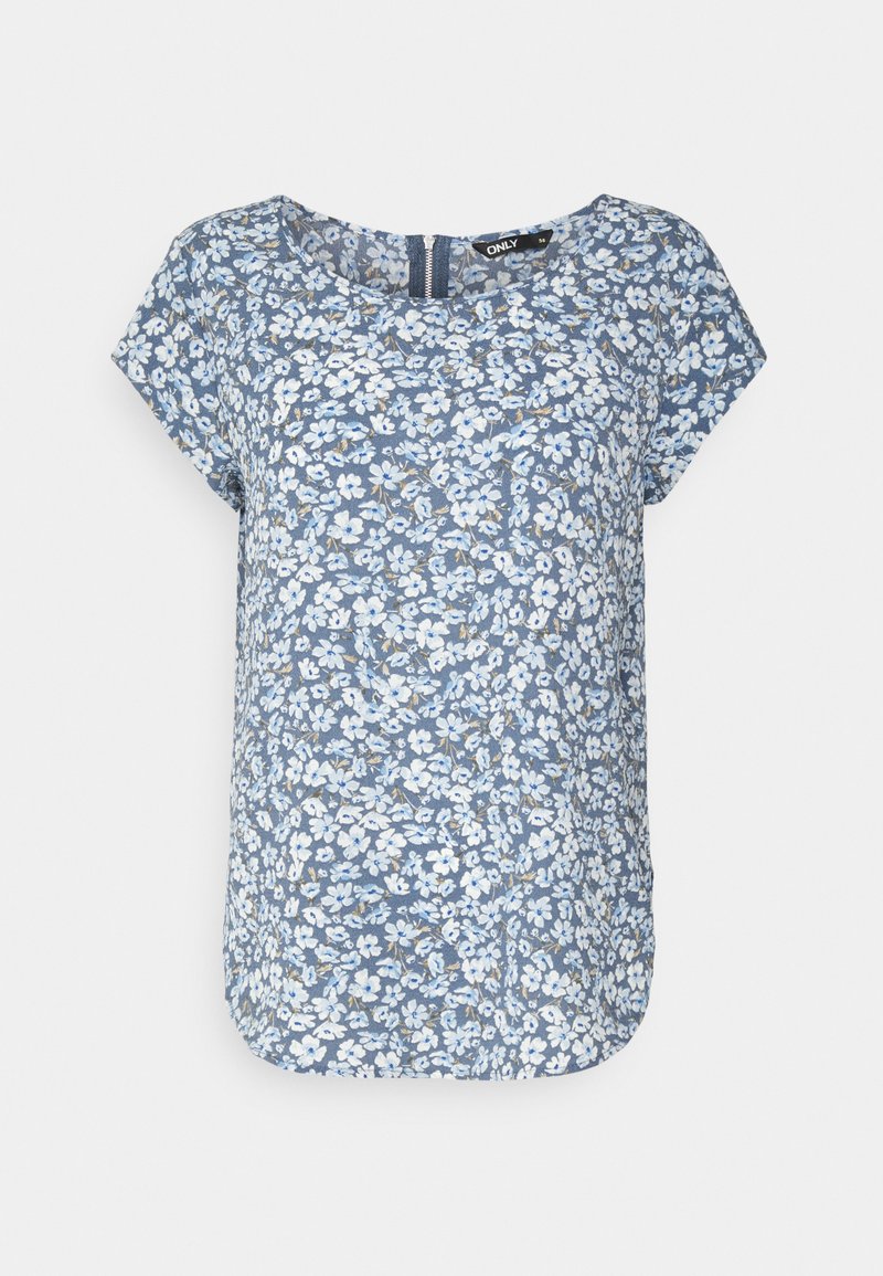 Blusa a maniche corte con stampa floreale in tessuto blu, dotata di scollatura rotonda e di piccola tasca sul petto, con orlo inferiore curvo.