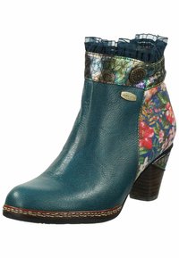 Stivale alla caviglia in pelle teal con accenti floreali, superficie testurizzata, colletto blu navy arricciato, tacco a blocco e hardware decorativo.
