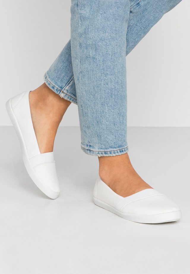 Loaferit/pistokkaat - white