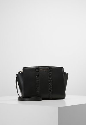 Schwarze Lederhandtasche mit strukturiertem Design, versehen mit gerafften Akzenten und einem goldenen Logo. Inklusive abnehmbarem Riemen für Vielseitigkeit.